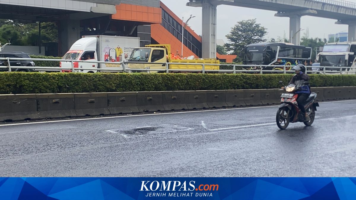 Motorcyclist Injured After Hitting Pothole Hidden by Rainwater on MT Haryono Street