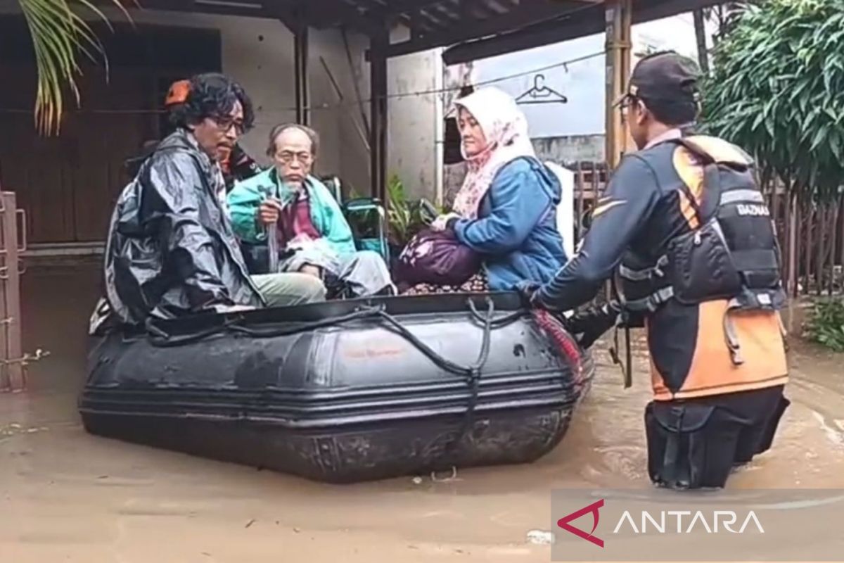 Baznas RI evacuates flood-affected residents in Kembangan, West Jakarta