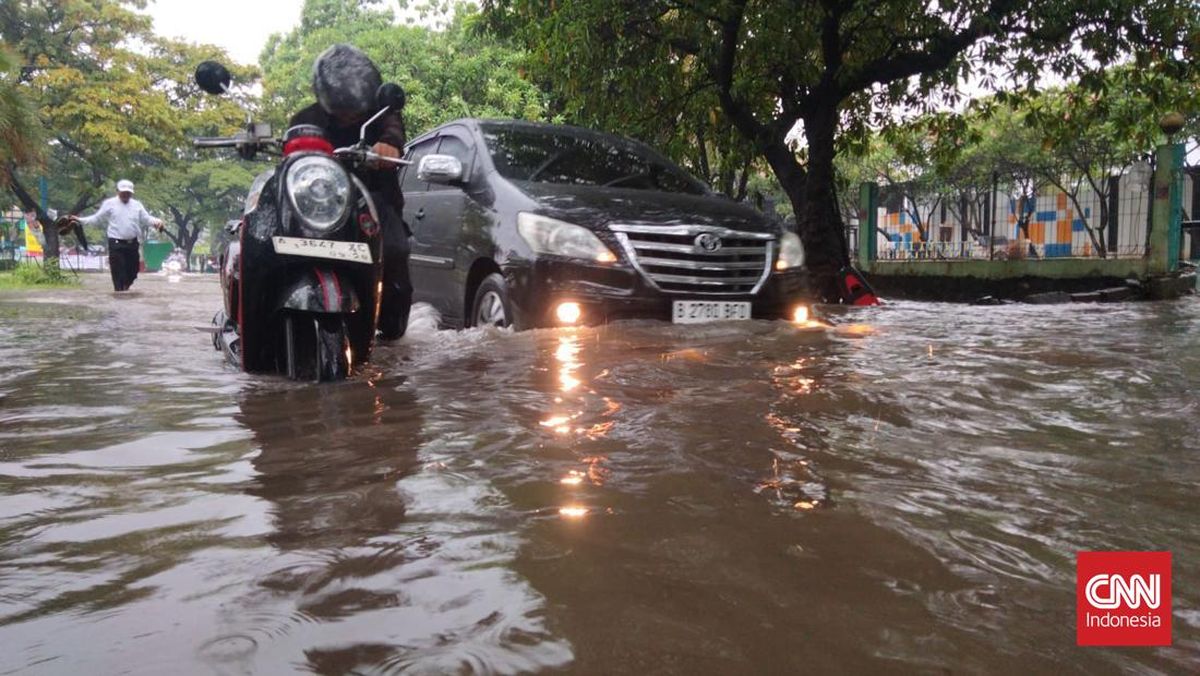 Jalan Raya Regency Flooded, Tangerang City-Regency Link Cut Off