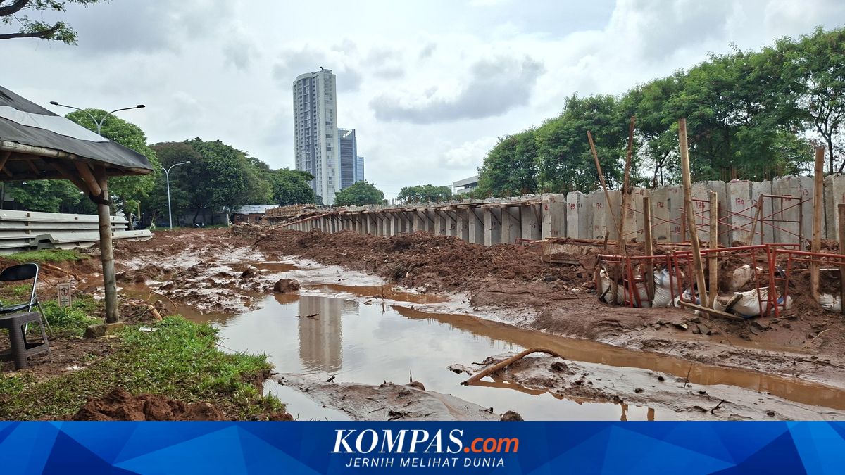 Leaking Embankment Causes Flooding in Kembangan Complex, Covered in Mud and Red Earth