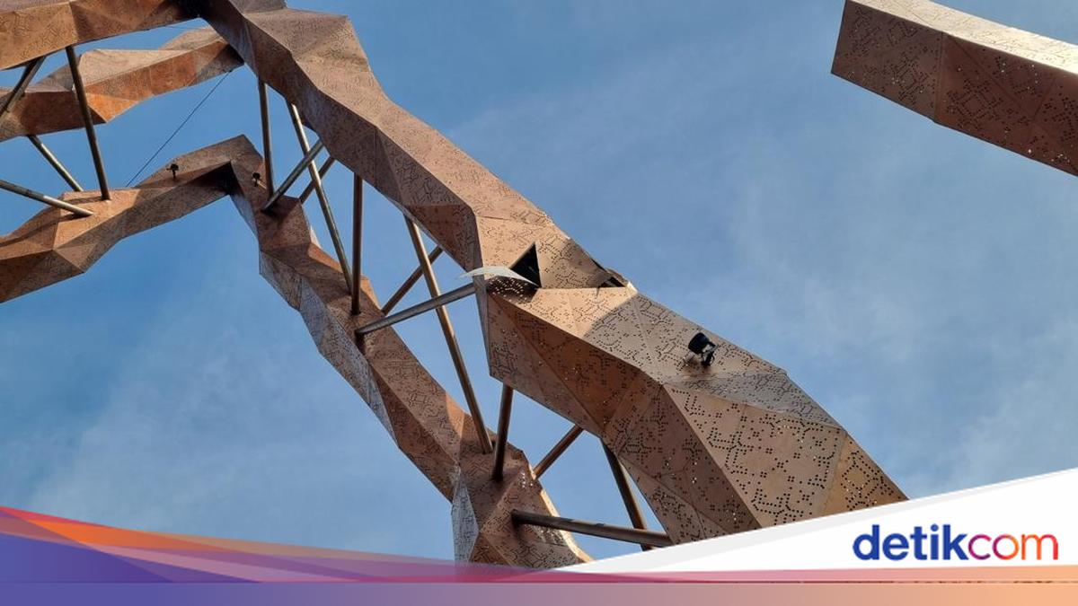 Damage to Street Lights and Ornaments Visible on Kabanaran Bridge in Yogyakarta
