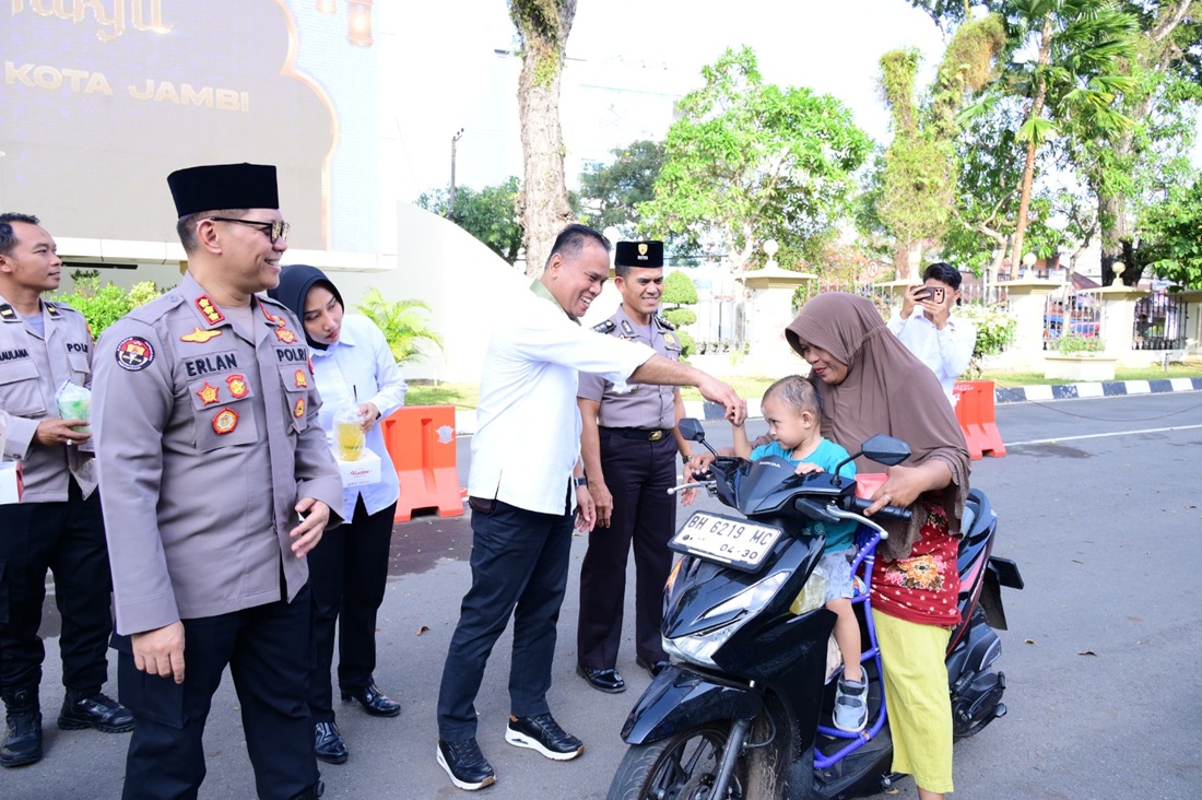 Jambi Police Force Distributes Ramadan Breaking-of-Fast Packages
