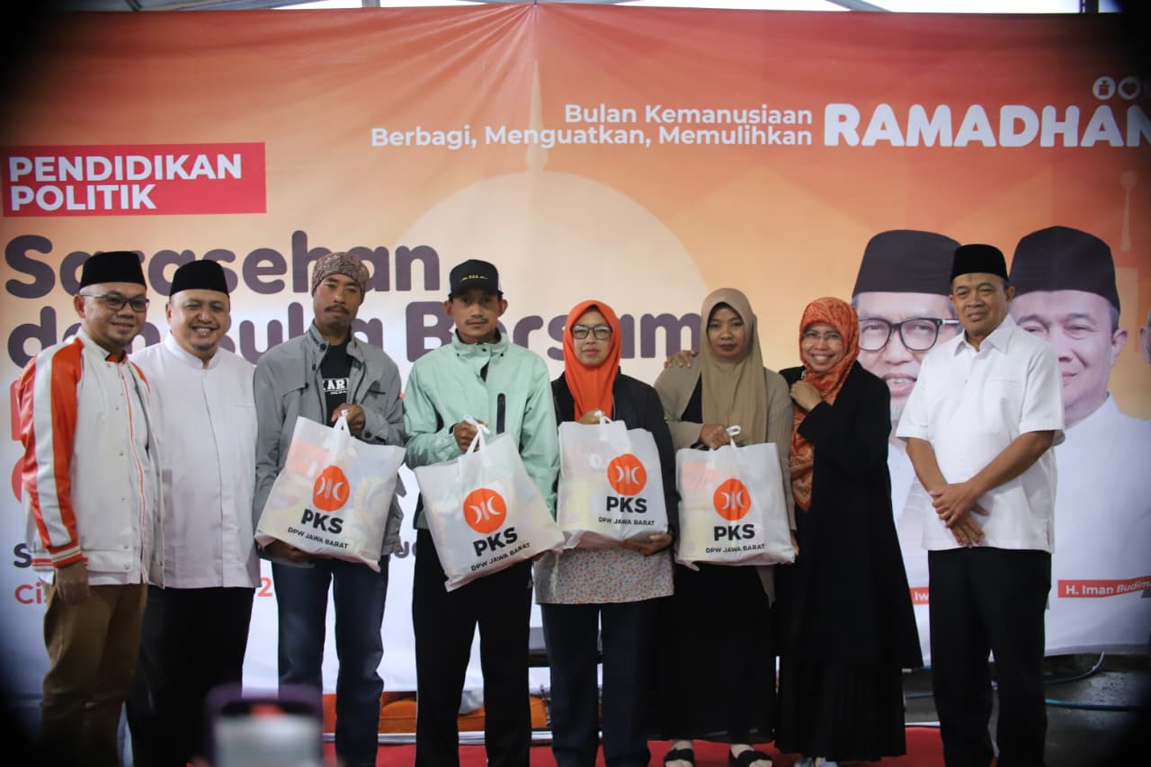 Seeking to Become Family: Abah Iwan Shares Iftar with Pasirlangu Residents During Ramadan