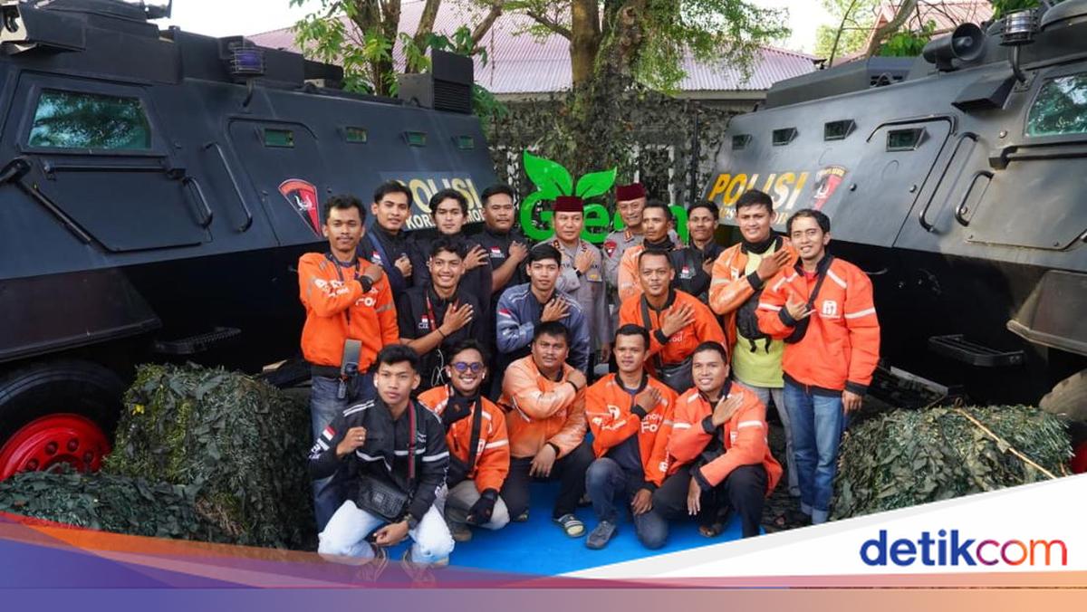 One Road, One Greet: Portrait of Riau Police Chief, Ojek Online Drivers, and Students Pose with Baracuda Vehicles