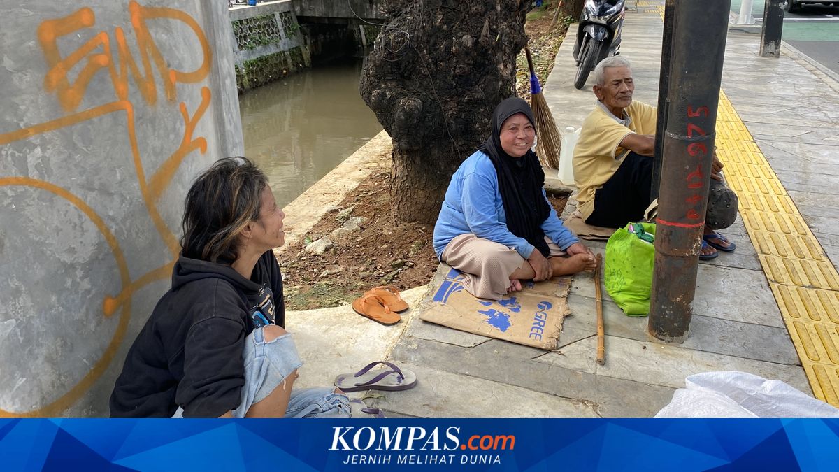 Portrait of Pavements in South Jakarta Ahead of Eid: Filled with Seasonal Street Dwellers Hoping for Assistance