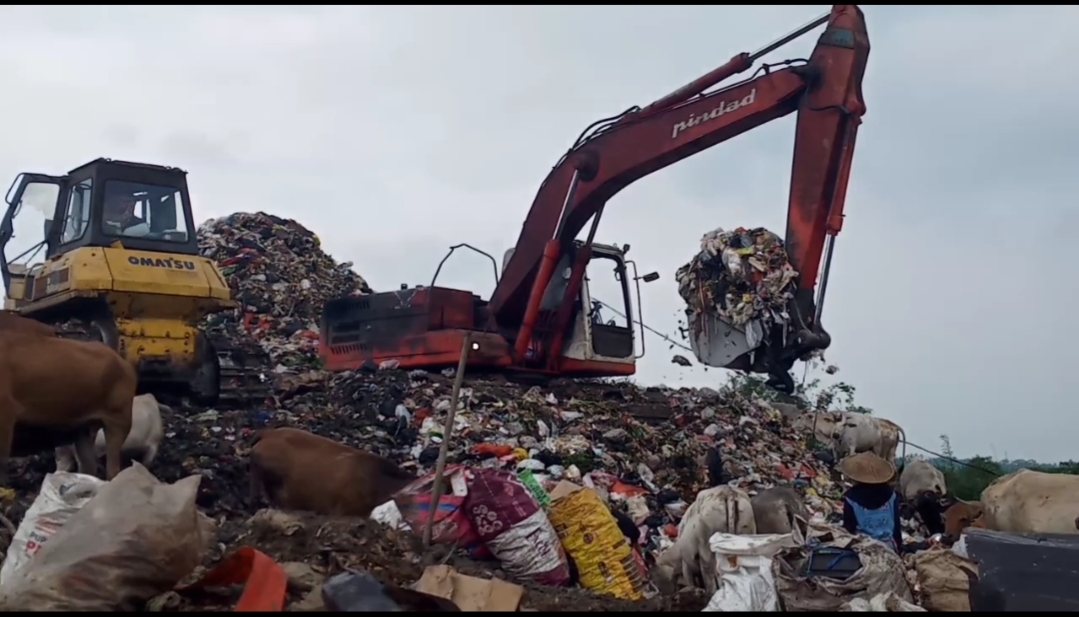 Environmental Agency Cuts Waste Mound Height in Anticipation of Landslides Like Bantar Gebang