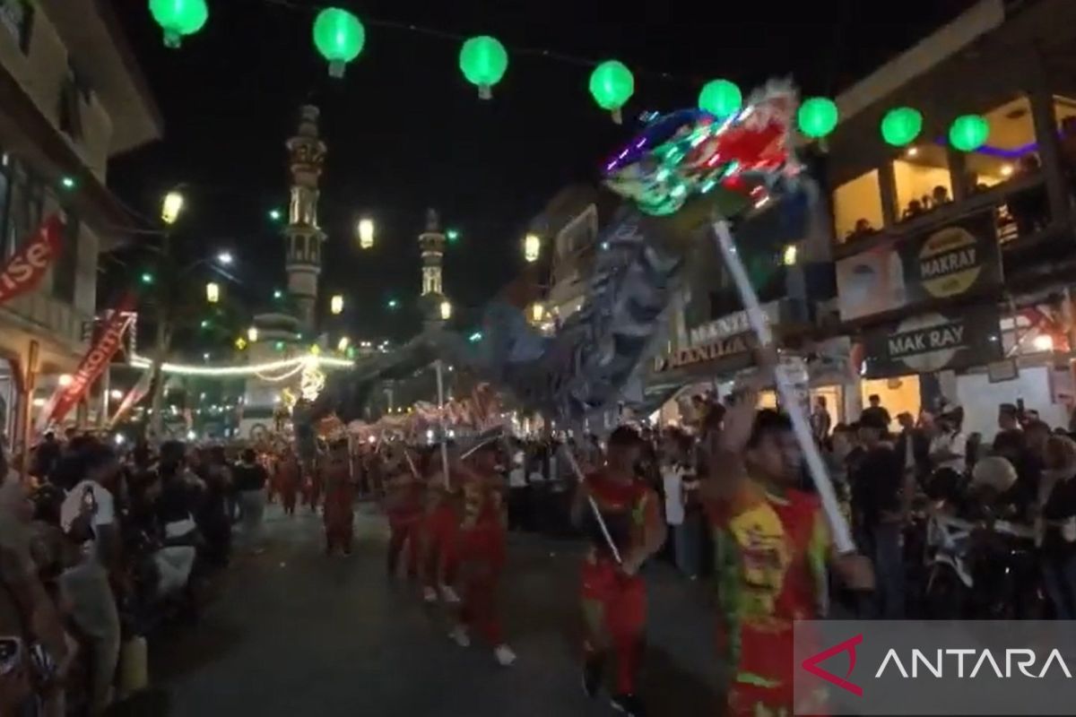 Lunar New Year Lanterns and Ramadan Light Stand Together in Singkawang