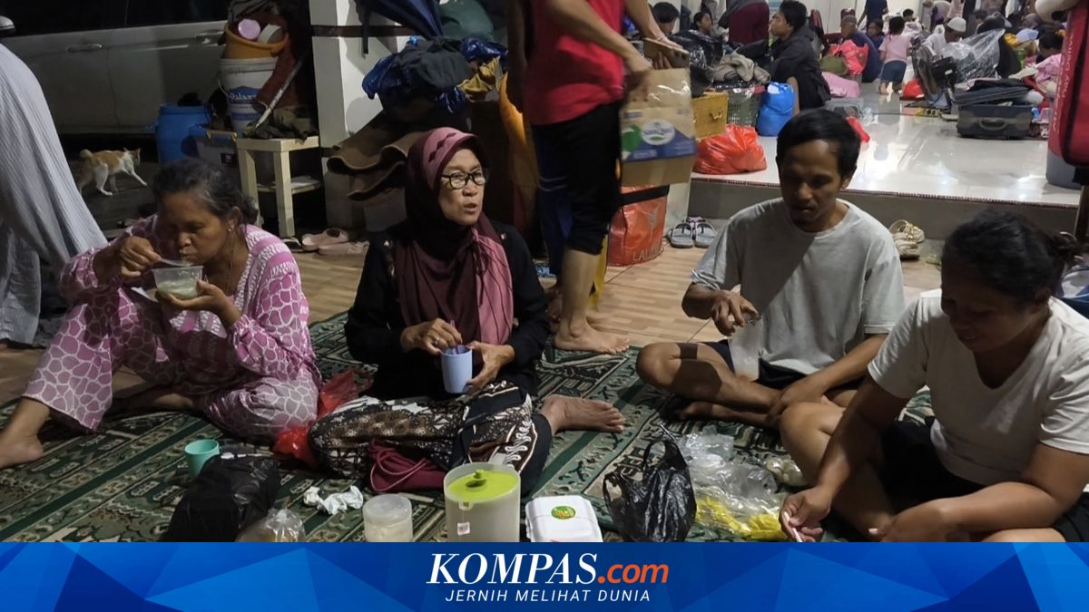 Community Solidarity Amid Disaster: Residents of Periuk Damai Break Fast Together in Evacuation Centre