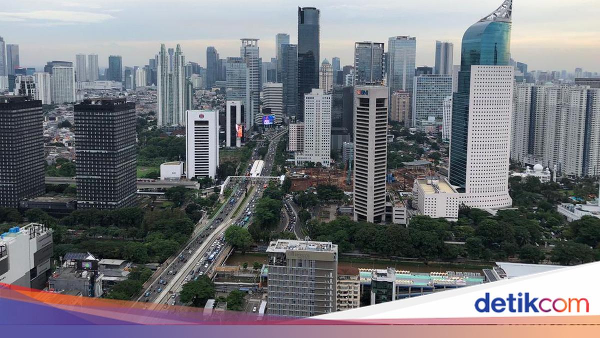 Business Leaders Warned After Fitch Downgrades Indonesia's Outlook