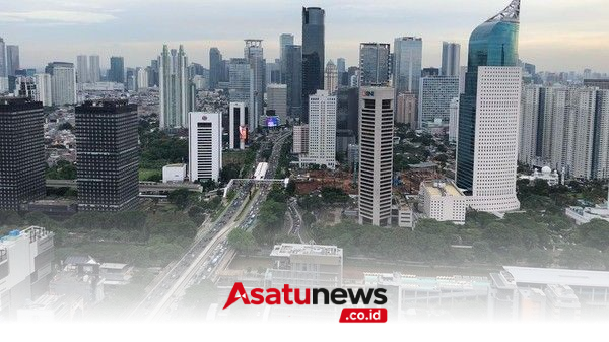 Fitch Changes Indonesia's Credit Rating Outlook to Negative