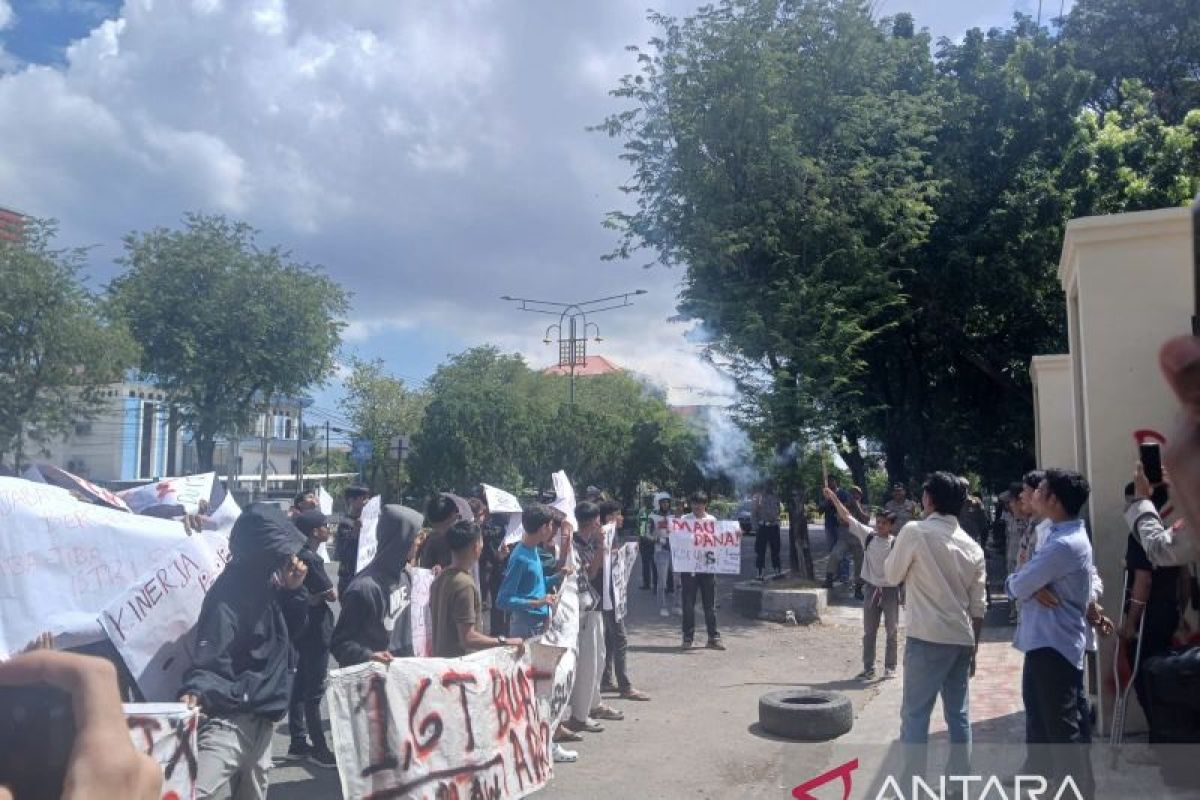 Students Demand Acceleration of Aceh Disaster Response at Provincial Parliament