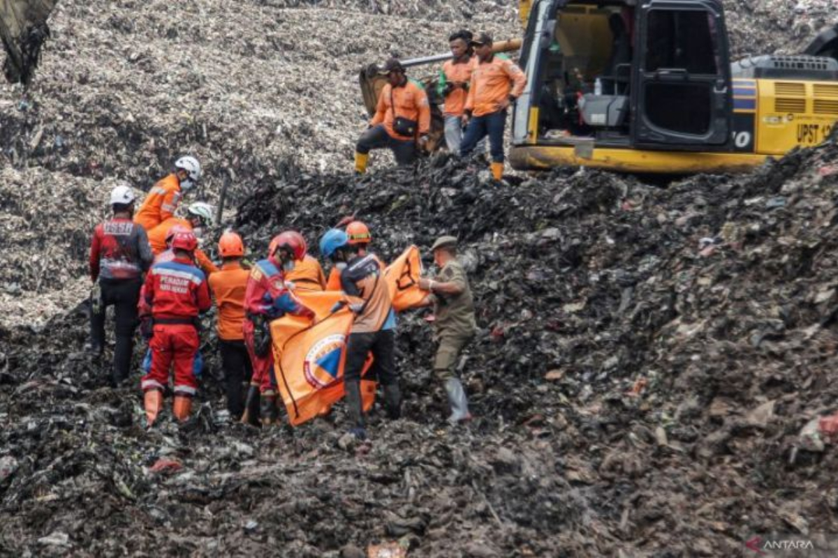 Bantargebang Landfill Collapse: 6 Rescued, 6 Deceased, 1 Still Being Searched