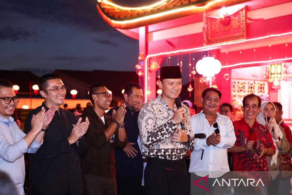 AHY Distributes Social Assistance from Auction of Fire Horse Painting