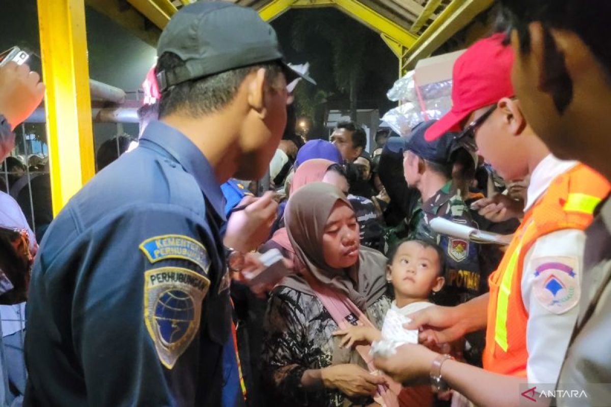 Passengers flood Situbondo-Madura crossing on Eid eve
