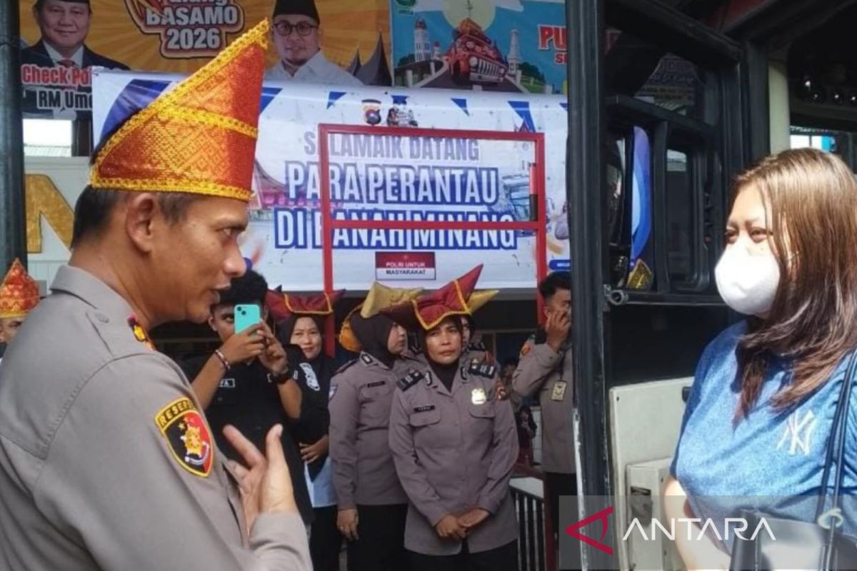 Dharmasraya Police Chief Welcomes Free Homecoming Convoy at West Sumatra Gateway