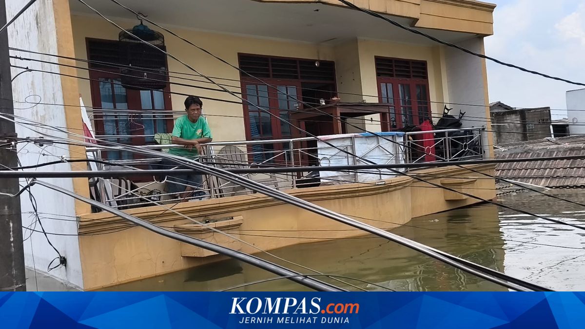 Floods During Sahur: Periuk Damai Residential Area Submerged, Residents Shelter on Roofs