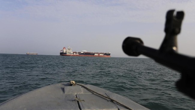Iran Issues Fresh Warning to Oil Tankers Transiting Strait of Hormuz