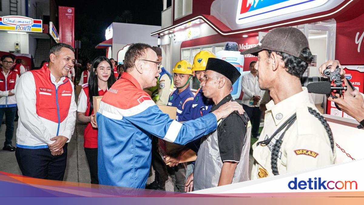 Pertamina Chief Executive Inspects Rest Area Petrol Station at KM 57, Checks Fuel Stock Ahead of Eid Holiday Rush