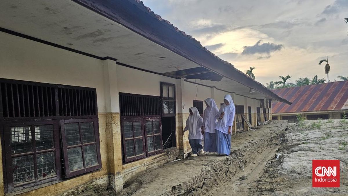 Schools in Pidie Jaya Still Buried in Mud, Students Learn in Emergency Facilities