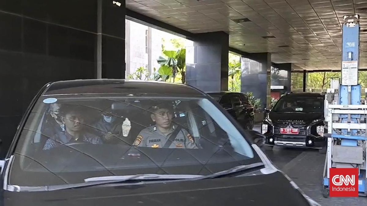 Rejang Lebong Regent Arrives at KPK Office Following Corruption Bust