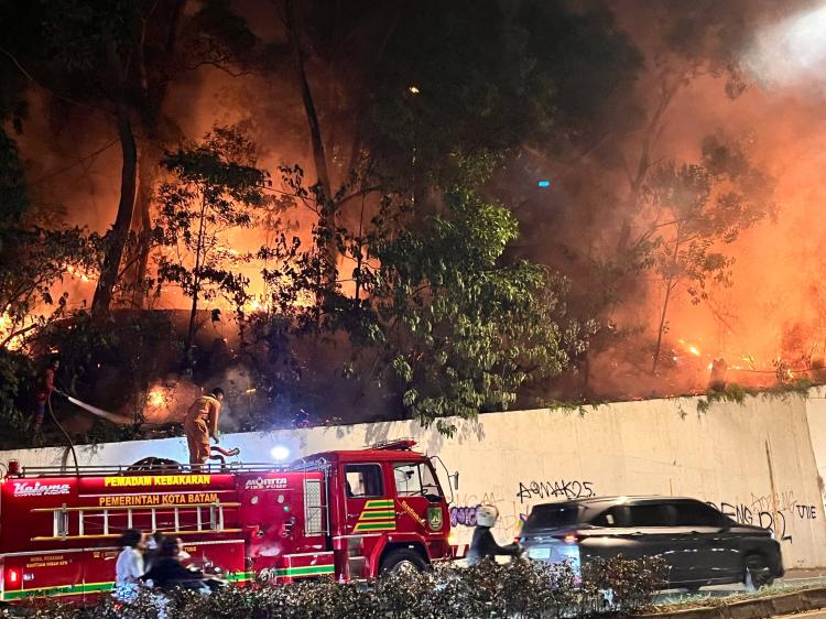 Batam Hillside Fire: Flames Erupt Above Pelita Tunnel as Crews Race to Contain Blaze