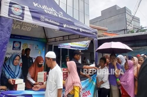 Warming Ramadhan, UBSI Salemba Campus Spreads Goodwill Through Rice Box Distribution