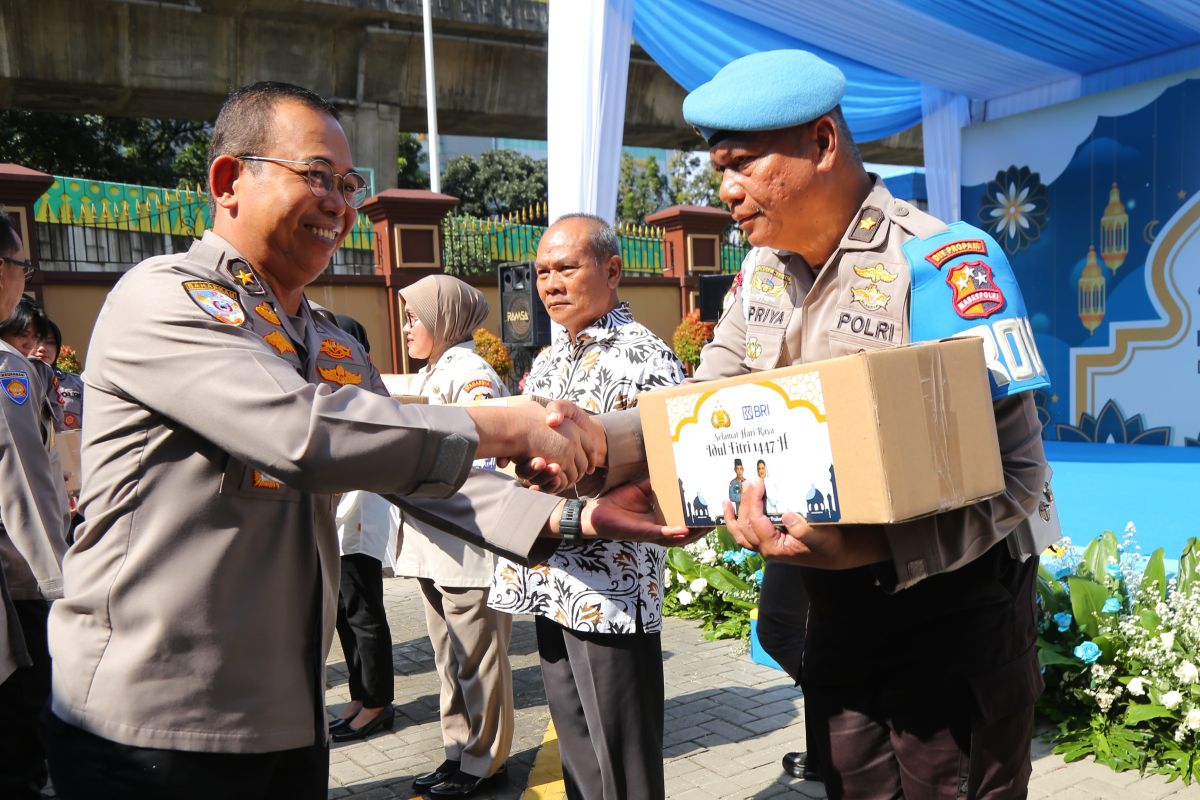National Police Chief Distributes Aid Packages and Basic Supplies to Personnel Ahead of Eid
