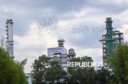 Trump States US Will Relax Oil Sanctions to Press Down Prices