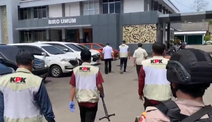 KPK arrests Rejang Lebong regent and deputy regent in Operation Snap: officials transported to Jakarta for questioning