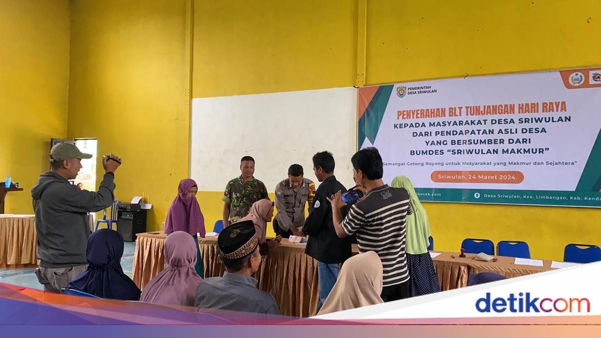 Wealthy Village in Kendal Distributes One Million Rupiah Holiday Bonuses to 225 Households