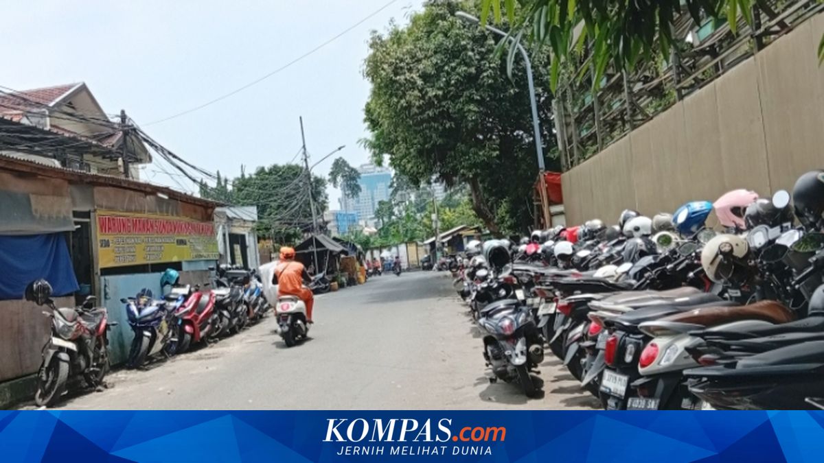 Despite Enforcement Action, Illegal Parking Continues to Flourish on Kebon Kacang Street 30