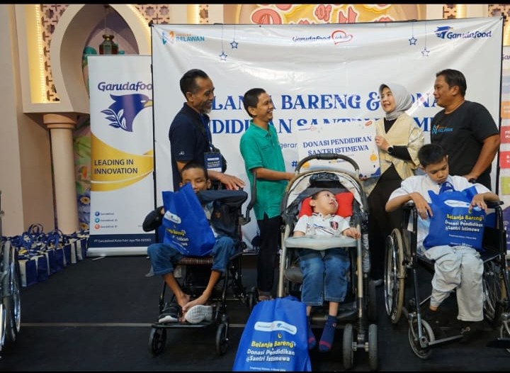 In South Tangerang, School Volunteer Collaboration Distributes Education Donations to 100 Special Santri and Organises Eid Clothing Shopping