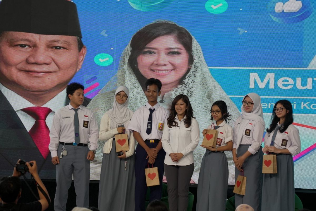 Minister Hafid explains social media age limit policy to students