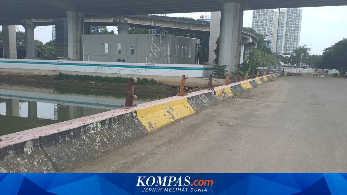 Security Guard Confiscates Stolen Bridge Railing But Thieves Reclaim It