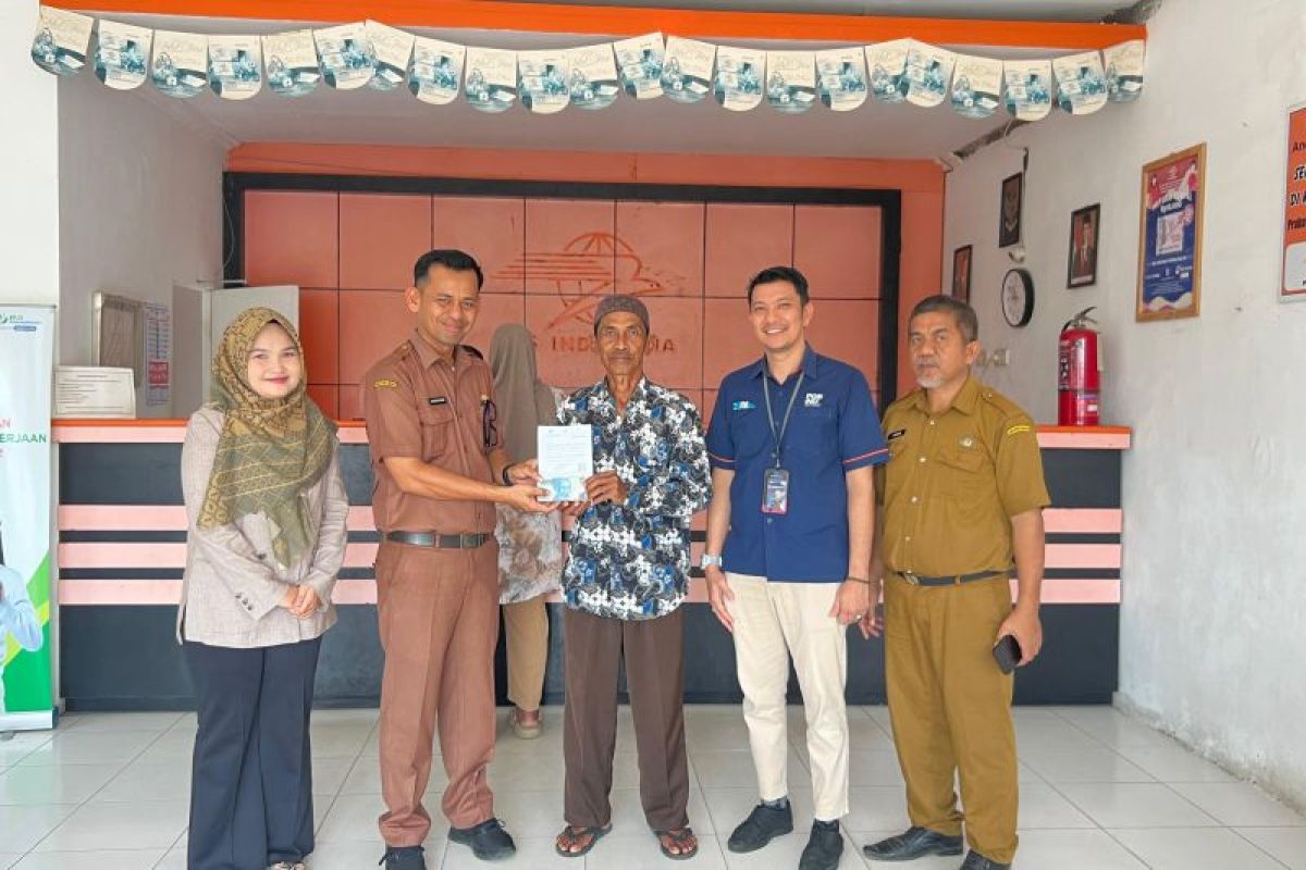 Pasaman Barat Regency Government Distributes Social Assistance to Natural Disaster Victims