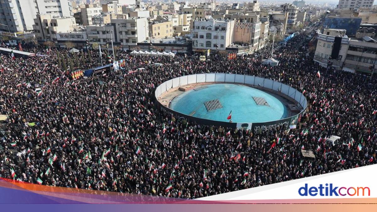 Iranian Citizens Demonstrate Loyalty to Mojtaba Khamenei