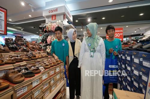 Garudafood Invites 100 Pesantren Students and Disabled Orphans to Shop Together in Eid Preparation