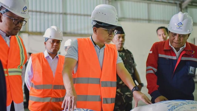 Visiting PT Garam Factory: Zulhas Confident Indonesia Will Achieve Salt Self-Sufficiency by 2027