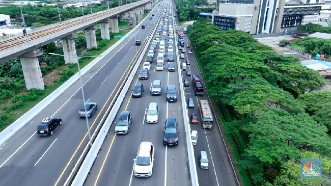 Jasa Marga Chief Alerts Two Congestion Hotspots on Cikampek Toll During Eid Holiday Rush