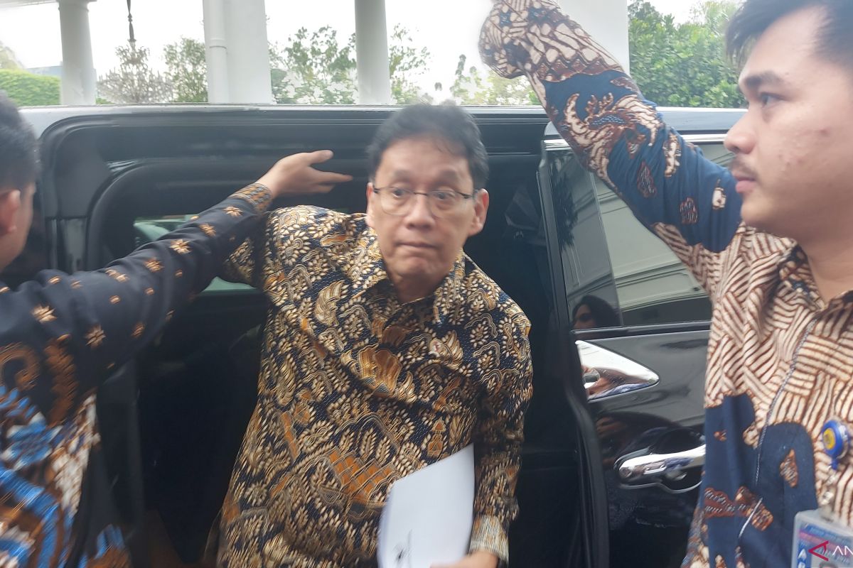 Government adopts cautious approach to rising global oil prices