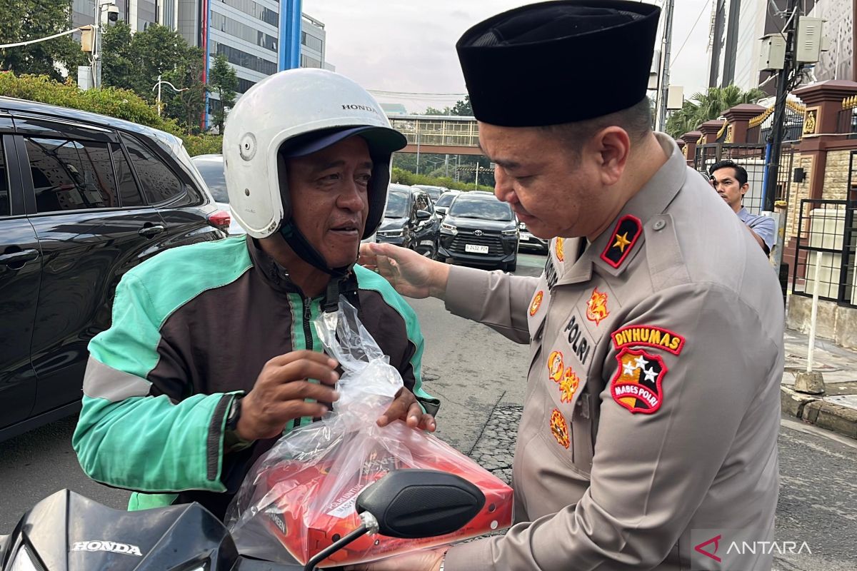 Indonesian National Police and Journalists Distribute 1,500 Breakfasts to Public During Ramadan