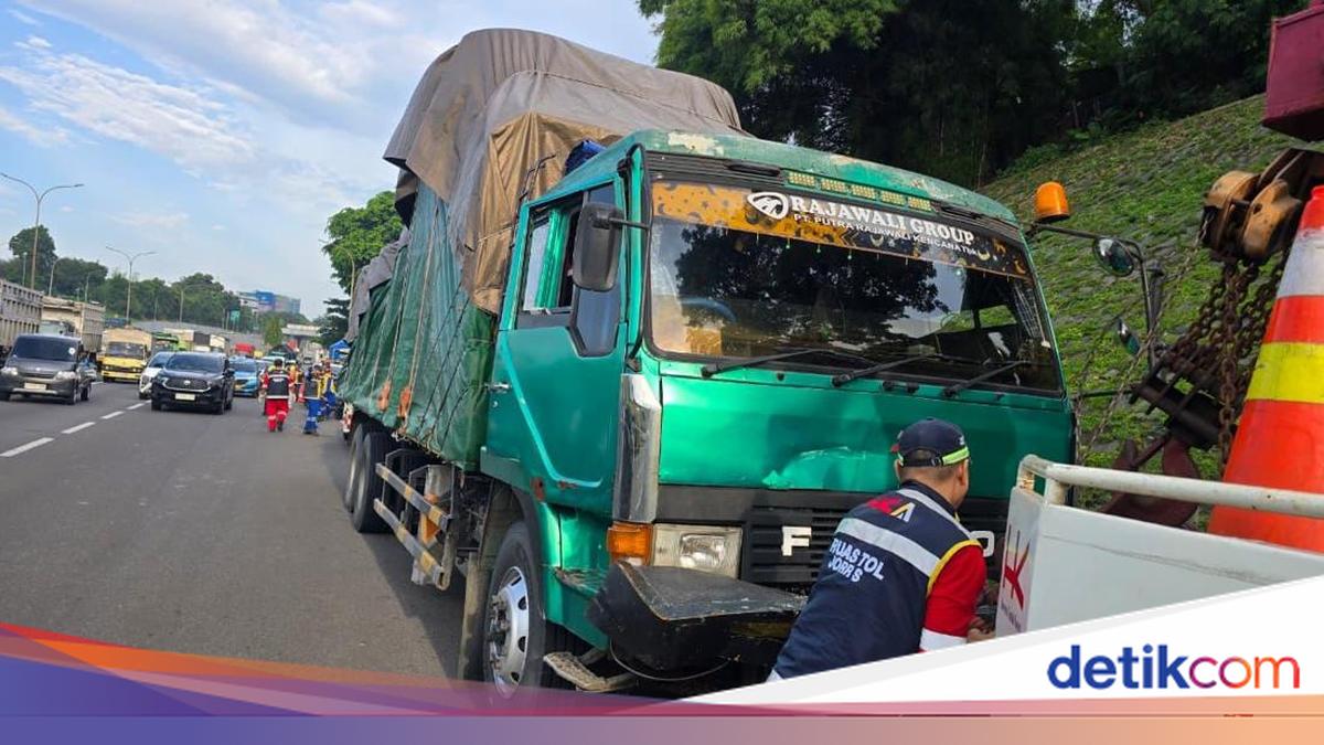 Multi-vehicle Pile-up on Jakarta Ring Road Leaves Two Injured