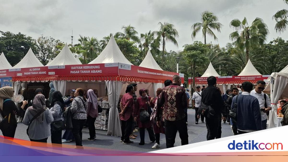 Jakarta Residents Rush to Buy Headscarves at City Hall Ramadan Bazaar: Prices Are Cheaper Here