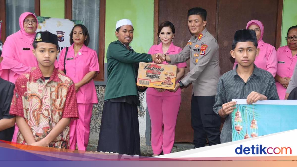 Manggarai Police Chief Distributes Basic Food Assistance to Al Shofa Islamic Boarding School Students During Ramadan