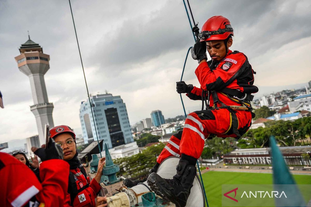 Vertical Rescue Indonesia conducts high-rise building maintenance demonstration in Bandung