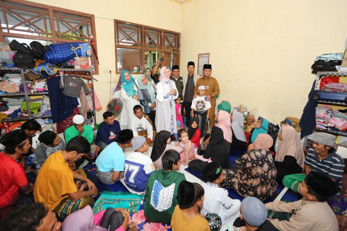 Rustini Muhaimin Visits and Assists Landslide Victims in Tegal