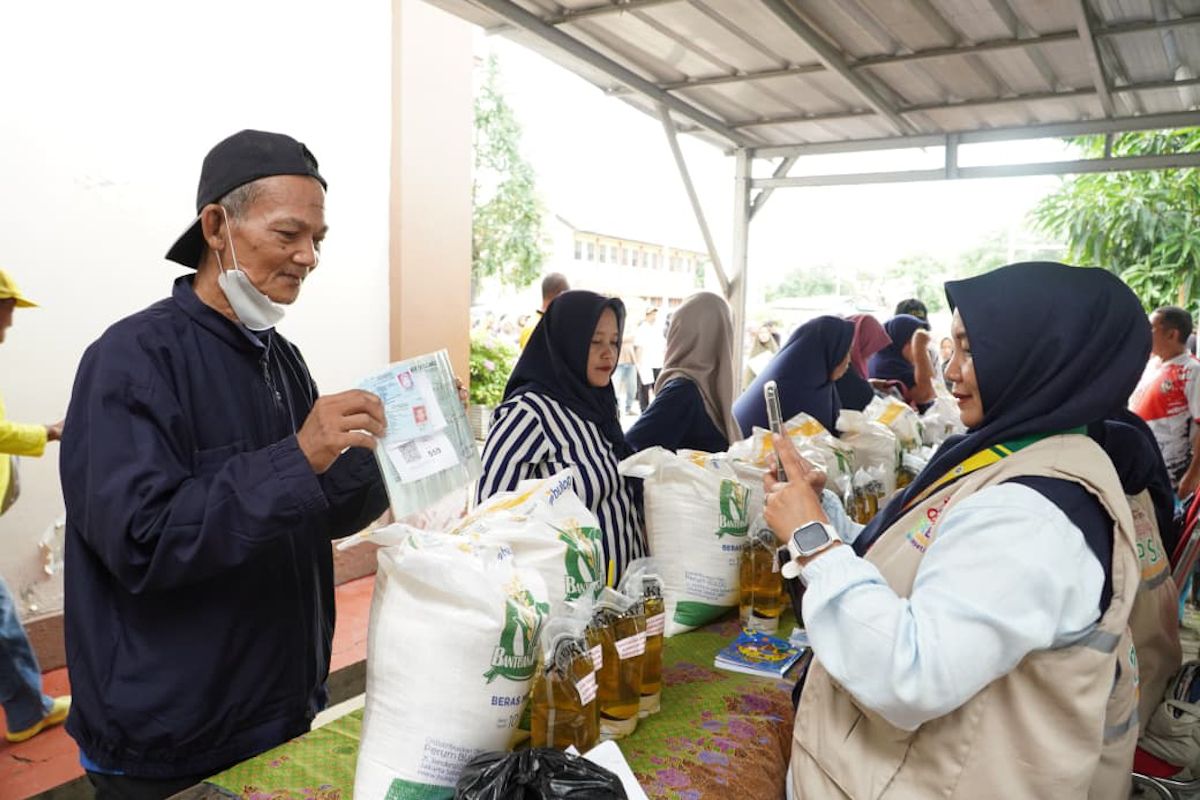 Government begins distributing rice and cooking oil assistance ahead of Eid