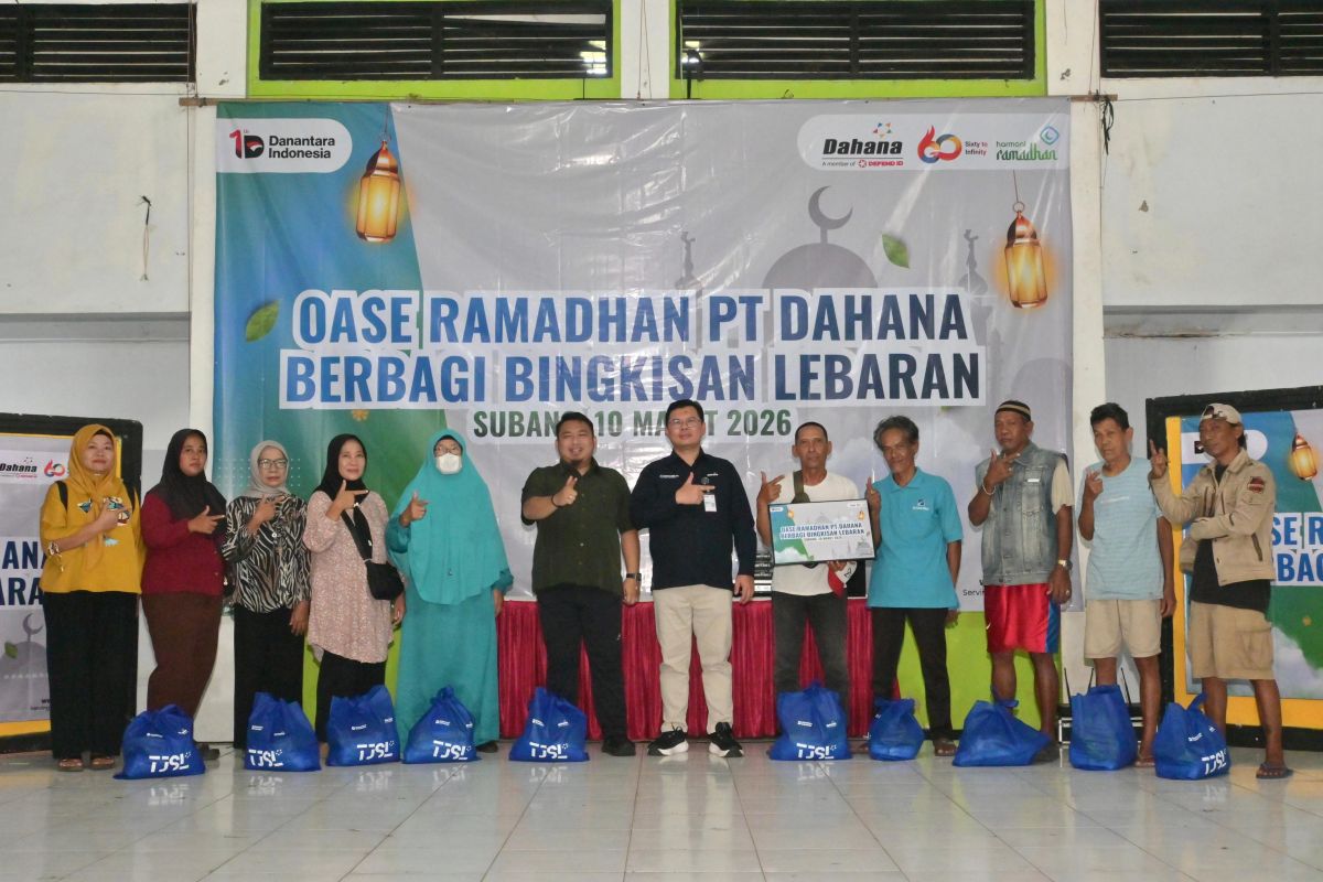 Strengthening Community Relations During Ramadan: PT Dahana Distributes 1,500 Eid Gift Hampers to Subang Community