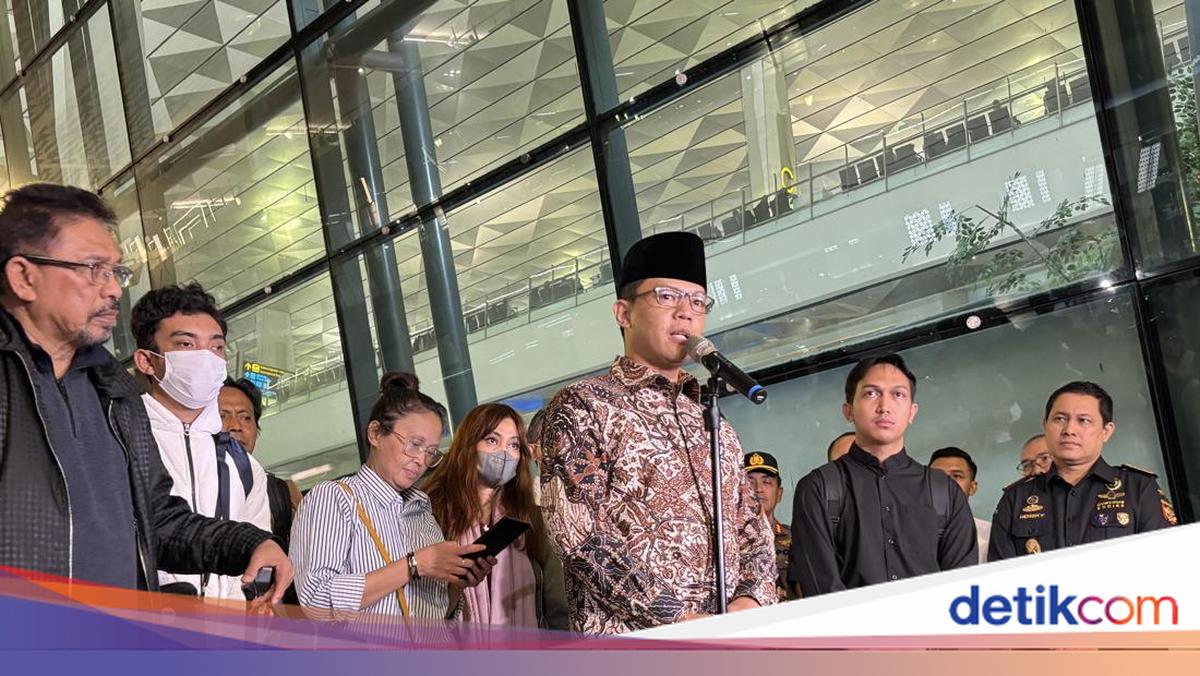 22 Indonesian Citizens from Iran Arrive at Soekarno-Hatta Airport, Received by Foreign Minister Sugiono