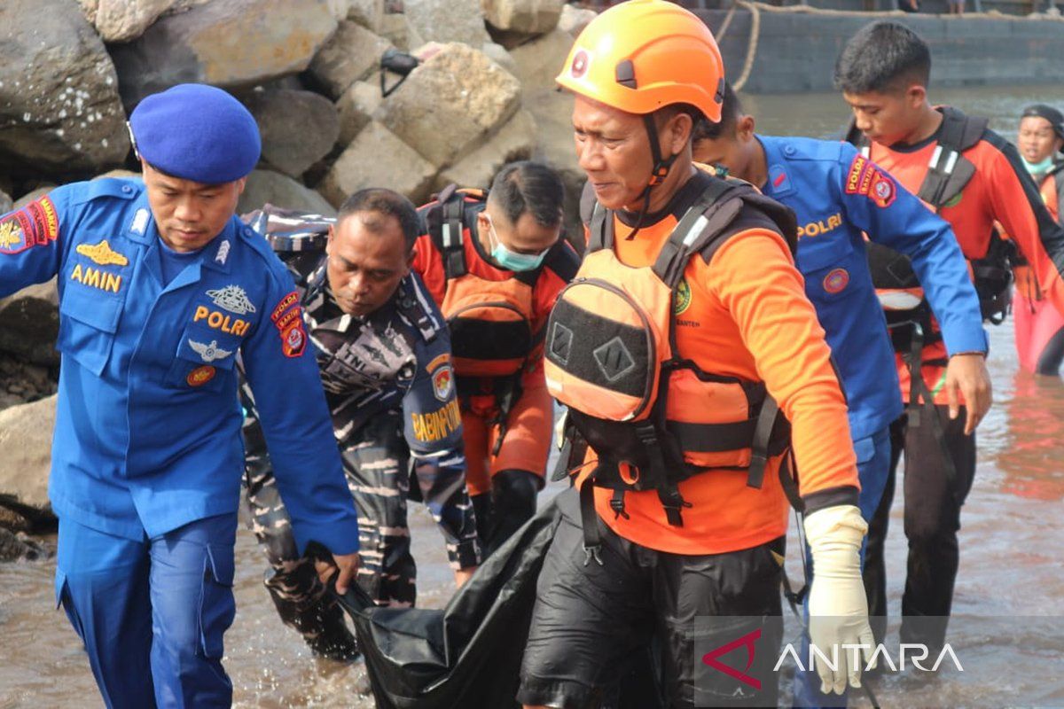 Basarnas finds crew member who fell from coal barge at Puloampel Jetty in Serang